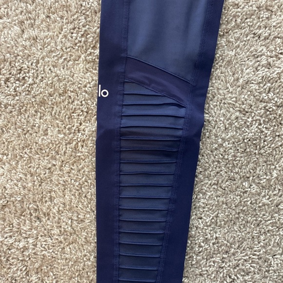 ALO Yoga High Waisted Navy Blue Moto leggings. BNWT. Size Medium - Picture 12 of 15